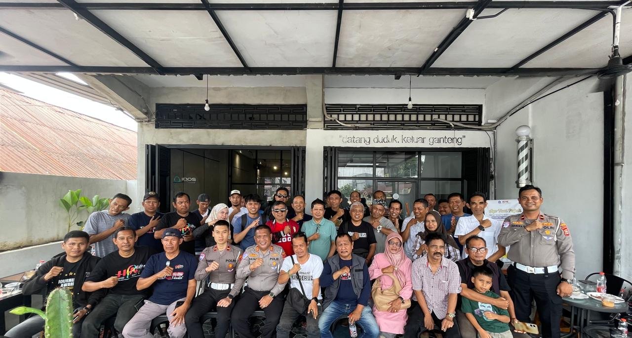 *Silaturahmi Hangat Lewat Ngopi Bareng, Kasat Lantas Polres Bone Dan Jurnalis Bicara Lalu Lintas*