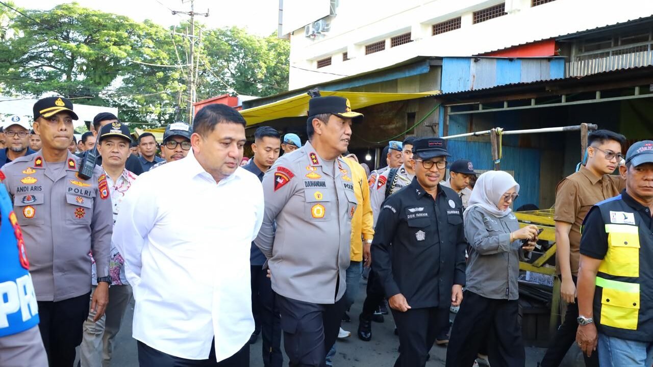 *Kapolda Sulsel Bersama Gubernur Tinjau Harga Bahan Pokok Di Pasar Terong*