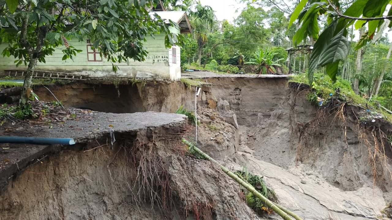 Prof Sutan Nasomal Desak Gubernur Aceh Usut Dugaan Penyimpangan Bantuan Huntara dan Dana Rp8 Juta di Bener Meriah.