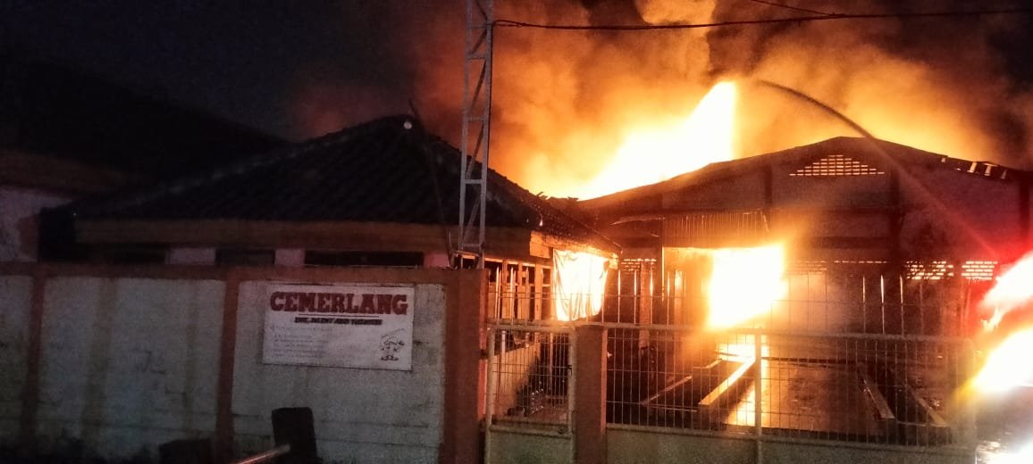 Pabrik Cat Cemerlang di Wringinanom Terbakar, Api Masih Berkobar Hingga Pagi Ini