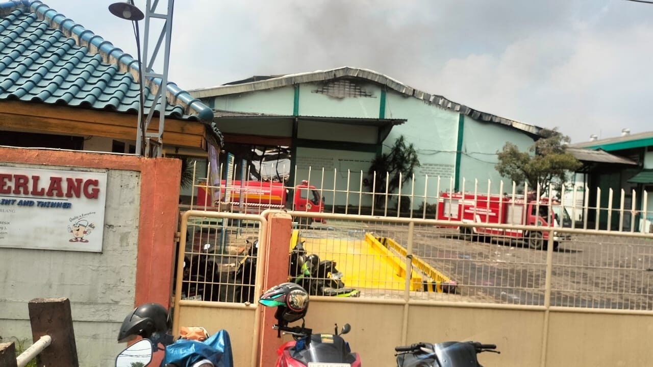 Pemadaman Sisa Api di PT Warnatama Cemerlang Masih Berlangsung, Penyebab Belum Terungkap