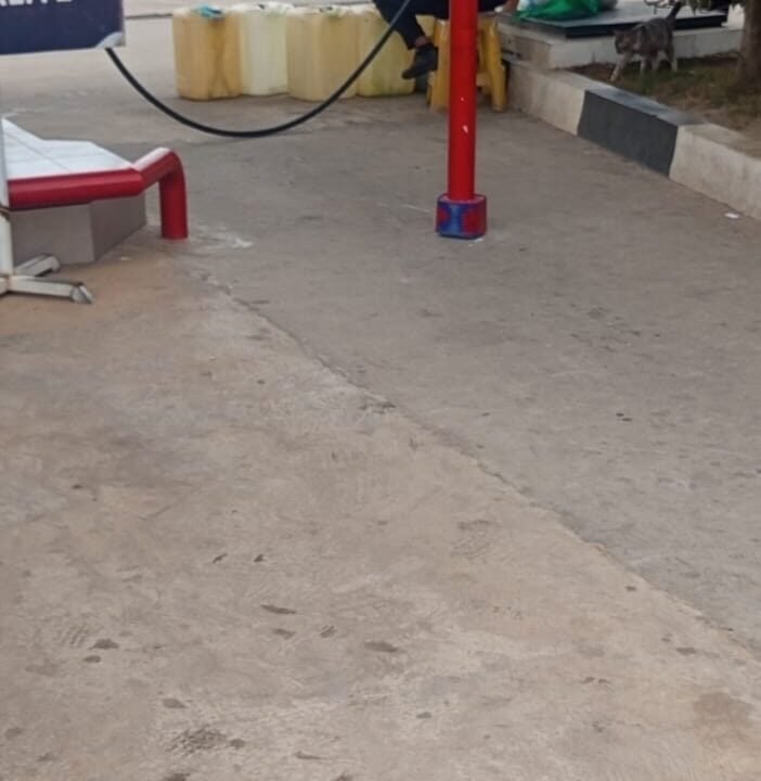 Diduga SPBU Sungai Harapan Bersisik Keras Melayani Pengisian BBM Memakai Jurigen Plastik, Tidak Berbahaya Kah