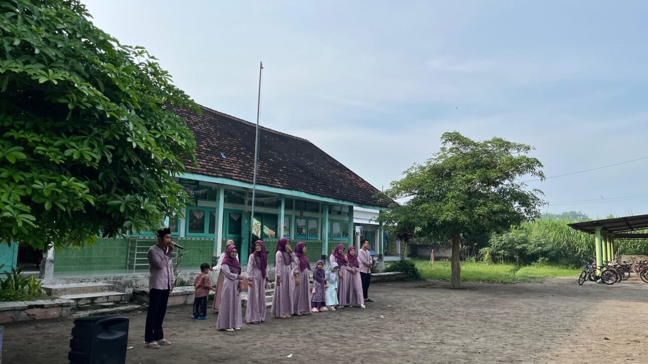 *Halal Bihalal SDN Tales 3 Ngadiluwih, Pererat Silaturahmi Lewat Anjang Antar Kelas*