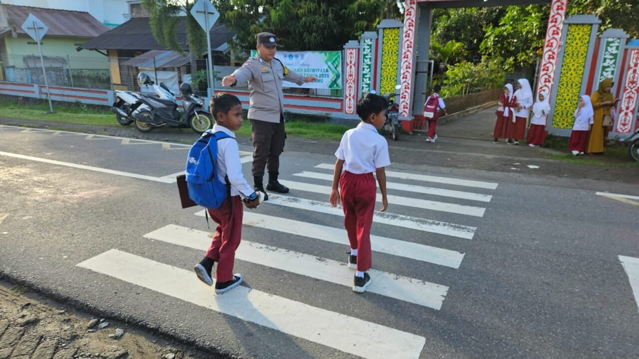 Personel Polsek Sekongkang Sigap Amankan Hari Pertama Sekolah Pasca Lebaran 1447 H