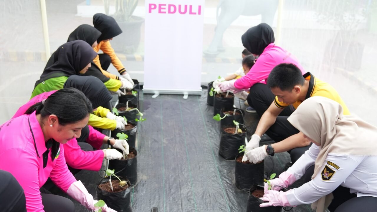 *Tanam Pohon Hari Ini, Jaga Masa Depan: Aksi Nyata Polres Kediri Kota dan Bhayangkari*