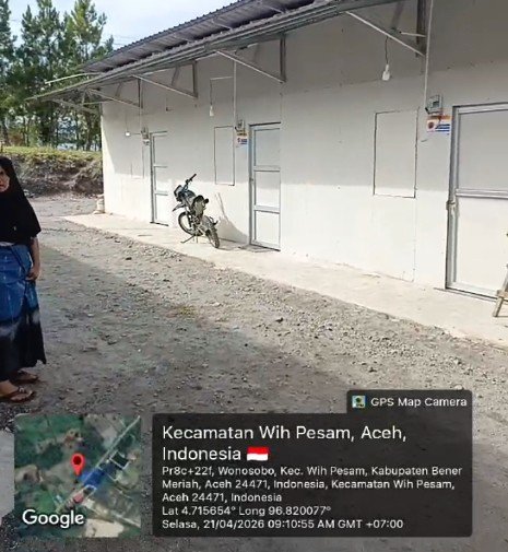 Prof. Dr. Sutan Nasomal: Libas Tanpa Ampun Mafia Huntara Bener Meriah!  Prof. Dr. Sutan Nasomal: Oknum Lahap Uang Rakyat Harus Diseret ke Meja Hijau!  Prof. Dr. Sutan Nasomal: Jangan Lindungi Pelaku, Bongkar Permainan Kotor Huntara!  Prof. Dr. Sutan Nasomal: Kejahatan Dana Bencana Tak Boleh Dibiarkan!  Prof. Dr. Sutan Nasomal: Rakyat Jadi Korban, Penjahat Huntara Harus Dihukum Berat!  Ketua SWI: Jangan Ada “Main Mata” dalam Pembangunan Huntara di Bener Meriah  Bener Meriah, Jumat 24 April 2026  Ketua Sekretariat Bersama Wartawan Indonesia (SWI) DPW Bener Meriah, Adis Atim Rohmansah, menegaskan agar tidak ada praktik “main mata” antara pihak pelaksana (vendor) dengan pihak terkait dalam pembangunan hunian sementara (huntara) di Kabupaten Bener Meriah.  Pernyataan ini disampaikan menyusul banyaknya keluhan masyarakat yang saat ini sudah menempati huntara di sejumlah lokasi.   Berdasarkan data yang dihimpun di lapangan, berbagai persoalan masih ditemukan, mulai dari kualitas material hingga aspek keselamatan penghuni.  Sejumlah keluhan tersebut di antaranya bak fiber kamar mandi yang kurang layak, ketebalan semen yang dinilai terlalu tipis, serta instalasi listrik yang belum sepenuhnya berfungsi.   Bahkan, ditemukan kasus korsleting listrik (nyetrum) di sekitar tiga unit rumah, diduga akibat penggunaan rangka baja ringan yang tidak diimbangi dengan sistem pengamanan listrik yang memadai.   Hal ini menimbulkan rasa khawatir bagi para penghuni. Selain itu, masyarakat juga mengeluhkan kondisi bangunan yang bocor, baik pada bagian atap seng maupun dinding akibat tempias hujan, sehingga mengurangi kenyamanan tinggal.   Struktur rangka bangunan disebut tidak sesuai spesifikasi, sementara lantai yang tipis dilaporkan sudah mengalami retak dan pecah.  Di Huntara Wonosobo, Kecamatan Wih Pesam, bahkan terdapat beberapa unit yang ditinggalkan penghuninya karena air hujan masuk dari bagian belakang rumah akibat tidak adanya saluran drainase yang memadai.  Adis Atim Rohmansah meminta pihak Badan Penanggulangan Bencana Daerah (BPBD) Kabupaten Bener Meriah untuk segera mengambil tindakan tegas terhadap pihak pelaksana yang bertanggung jawab.   Ia menegaskan, alasan belum dilakukan serah terima tidak bisa dijadikan pembenaran, mengingat masyarakat sudah menempati hunian tersebut.  “Bangunan ini bernilai ratusan juta hingga miliaran rupiah. Maka harus sesuai dengan gambar dan RAB. Kami minta seluruh keluhan masyarakat segera ditindaklanjuti dan pihak terkait dipanggil untuk mempertanggungjawabkan pekerjaannya,” tegasnya.  Sementara itu, pakar hukum pidana internasional, Prof. Dr. Sutan Nasomal, turut angkat bicara terkait persoalan tersebut.   Ia menegaskan bahwa dugaan permainan dalam proyek huntara harus ditindak tegas demi keadilan bagi masyarakat terdampak bencana.  “Permasalahan yang ada dalam lingkaran huntara di Bener Meriah harus dilibas untuk memberikan efek jera.   Jangan sampai ada oknum yang ‘lahap’ uang rakyat kecil yang sedang tertimpa musibah. Hukum harus hadir dan berpihak kepada masyarakat yang dirugikan,” ujarnya saat dihubungi melalui sambungan telepon, Jumat (24/4/2026), dari kantornya di kawasan Cijantung, Jakarta.  Ia menambahkan, jika terbukti terdapat penyimpangan dalam pelaksanaan proyek, maka aparat penegak hukum harus segera turun tangan untuk melakukan penyelidikan dan penindakan sesuai aturan yang berlaku.  Dengan adanya sorotan dari berbagai pihak, diharapkan pembangunan huntara di Bener Meriah dapat segera diperbaiki dan benar-benar memenuhi standar kelayakan, sehingga masyarakat dapat tinggal dengan aman dan nyaman.(Team Redaksi)