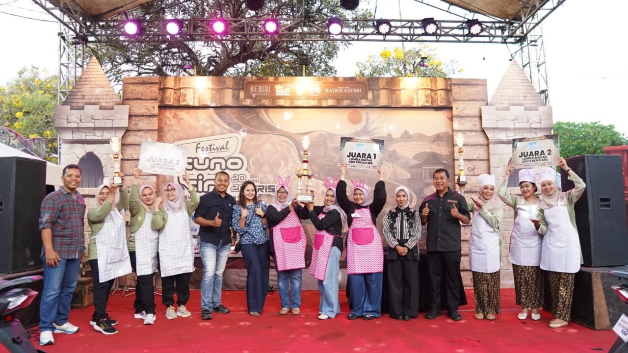 *Kreasi Mie dan Kostum Unik, Bhayangkari Polres Kediri Tampil Kreatif di Festival Kuno Kini 2026*