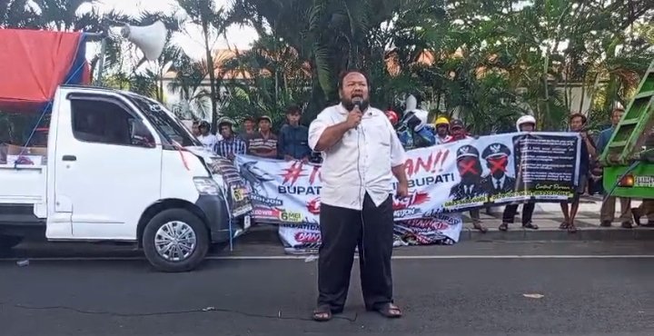 Aksi Damai di Depan Kantor Pemda Banyuwangi, Massa Tuntut Bupati dan Wakil Bupati Turun