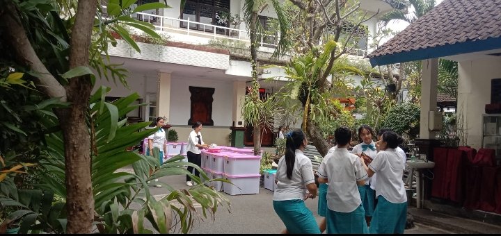 Kegiatan Pembagian  Makan  Bergizi Gratis (MBG) di SMP PGRI 8 GRISTIkA Denpasar Berlangsung Dengan Tertib