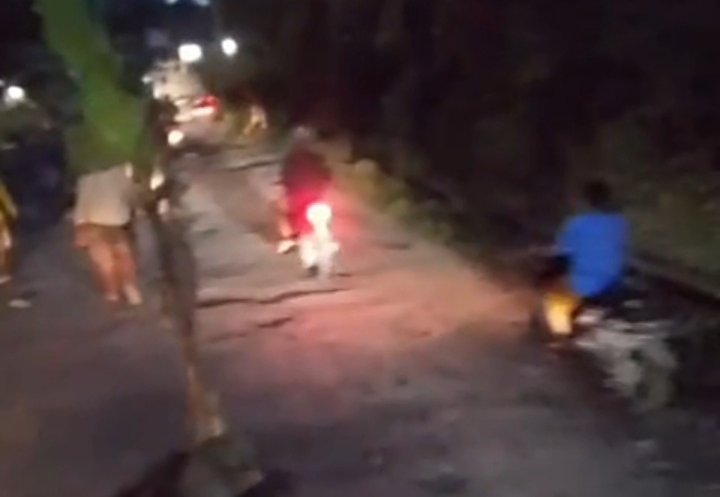 Ironis, Berdampingan dengan Tambang Emas Terbesar Banyuwangi, Jalan di Kecamatan Silir Rusak Parah, Warga Protes Tanam Pisang di Tengah Jalan