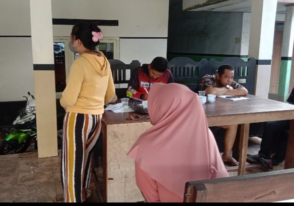 Desa Sukoreno Kalisat Salurkan Bantuan Pangan Program Presiden, 1.043 Warga Terima Beras dan Minyak Goreng