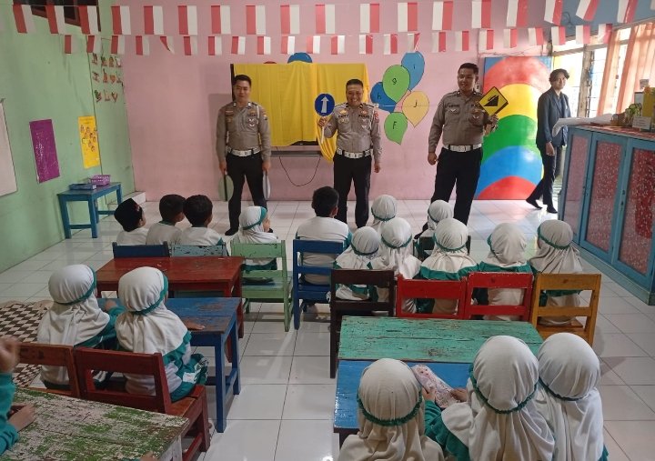 Polres Jember  Kembali Mengelar Kegiatan Mahameru Lantas  “Polisi Sahabat  Anak ” di TK AL-HUJAhirin Sumber Sari