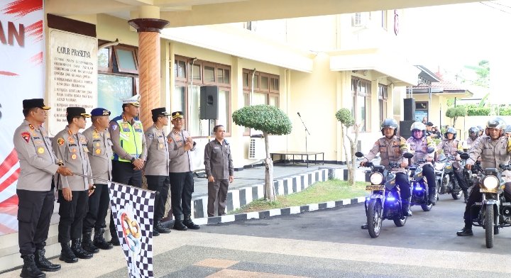 Kapolda Jatim Berangkatkan Bhabinkamtibmas Salurkan 15.000 Kitab Suci, Alat dan Bahan Pembersih Rumah Ibadah dalam Menyongsong Hari Bhayangkara ke-80*