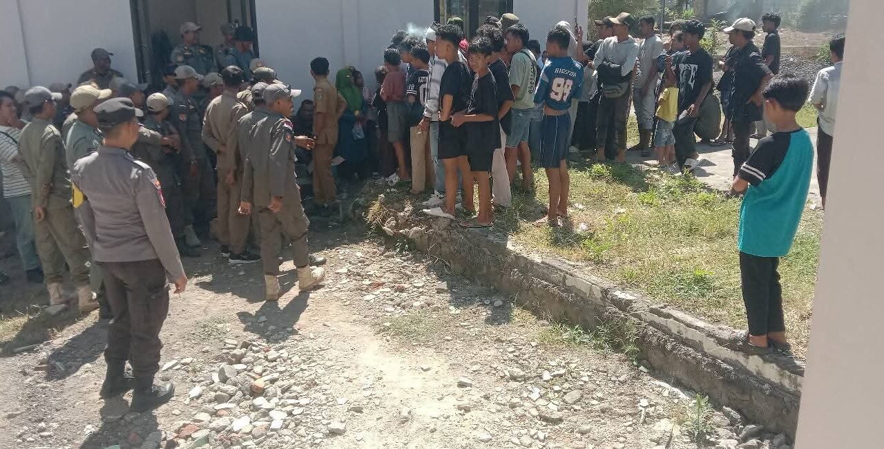 Masyarakat demo karena kecewa terhadap kinerja kepala desa hingga meminta supaya desanya segera di audit.