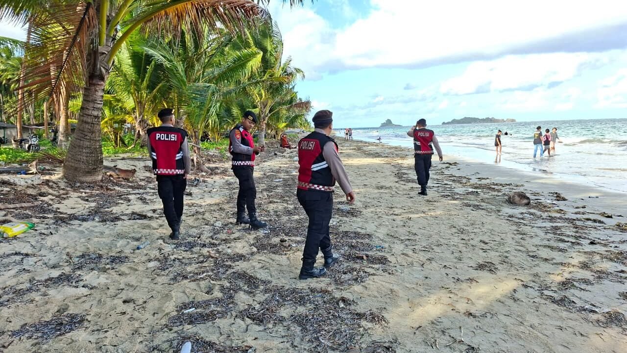 Patroli Dialogis di Pantai Weluan, Sat Samapta Hadirkan Rasa Aman bagi Wisatawan