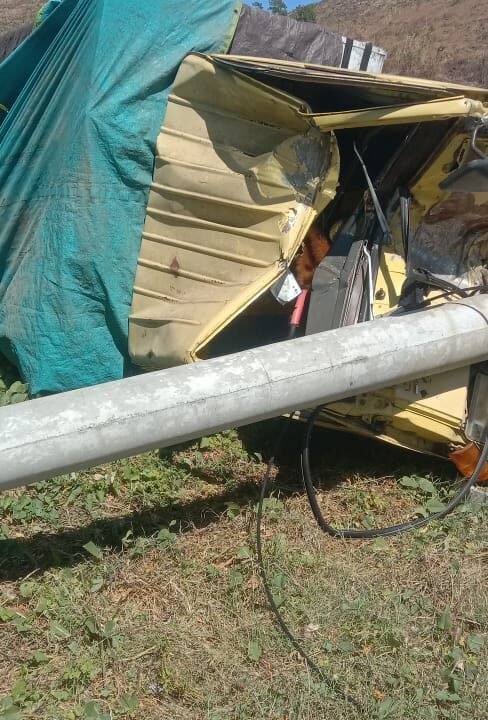 TRUK BERMUATAN PUPUK DIDUGA HILANG KENDALI, TABRAK TIANG LISTRIK HINGGA TERBALIK DI JALUR SUMBAWA–BIMA