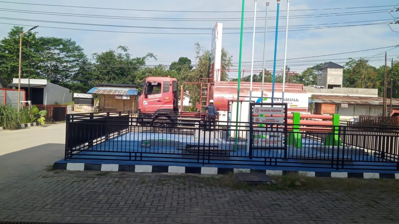 Pengantri mengamuk diSPBU Amoito akibat tidak diberi akses pengisian berulang