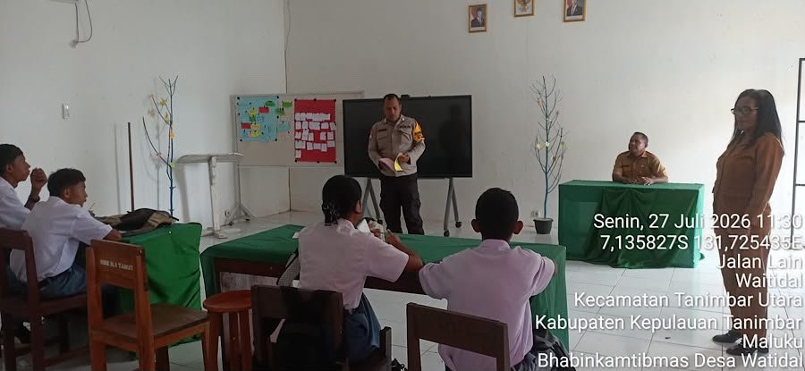 Bhabinkamtibmas Watidal Mengajar di SMKN 1 KKT