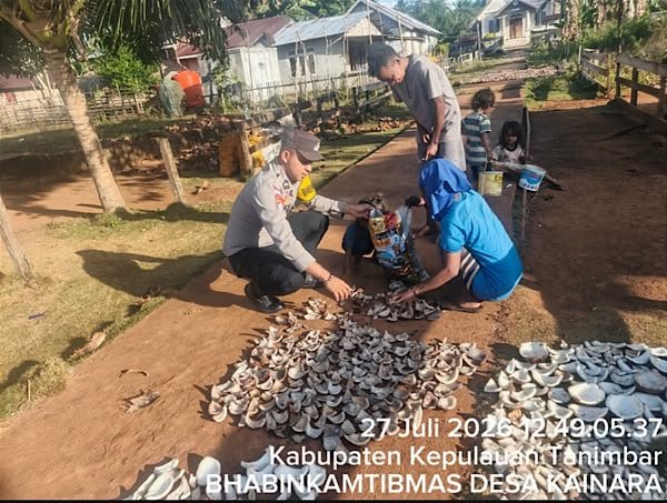 Bhabinkamtibmas Kainara Sambangi Warga Jemur Kopra