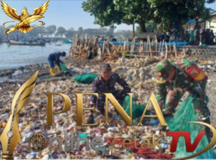 Babinsa Koramil 0825/17 Muncar Bersama Masyarakat Gelar Aksi Bersih Sungai Sambut Bulan Bebas Kantong Plastik Sedunia