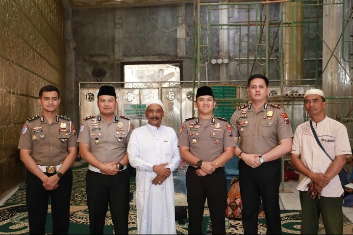 WAKAPOLRES JEMBER SILATUHRAHMI KE HABIB HADI DAN JIARAH KE MAKAM HABIB SHOLEH