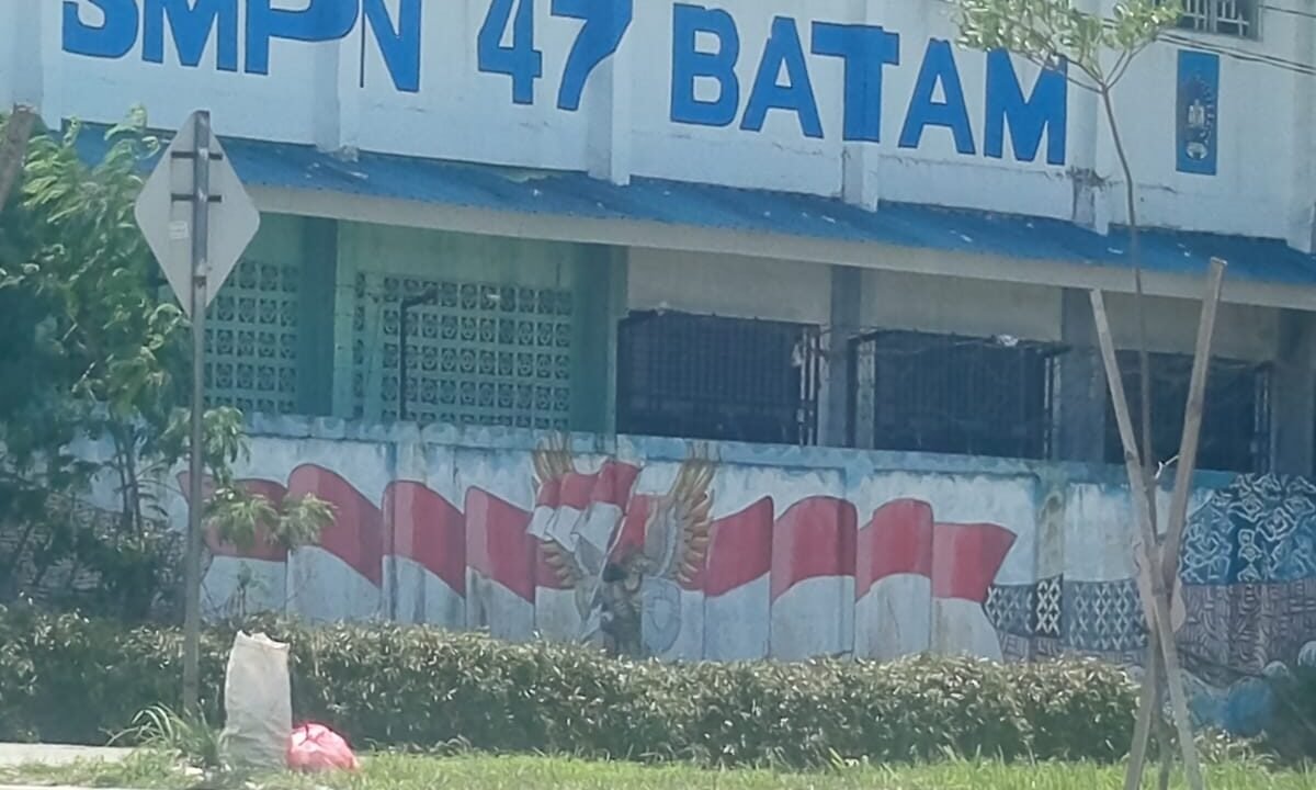 Sekolah SMP 47 BATAM Marina city anak didik belajar Tampa bangku dan kursi,alias lesehan