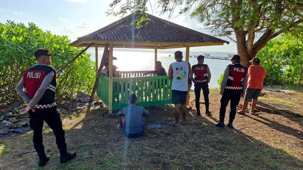 Patroli Dialogis di Pantai Kelyar Jaya, Sat Samapta Polres Kepulauan Tanimbar Hadirkan Rasa Aman