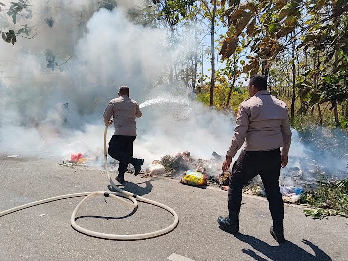 Cepat Tanggap, Polsek Tanimbar Selatan Padamkan Kebakaran Lahan di Jalan Poros Dua Saumlaki