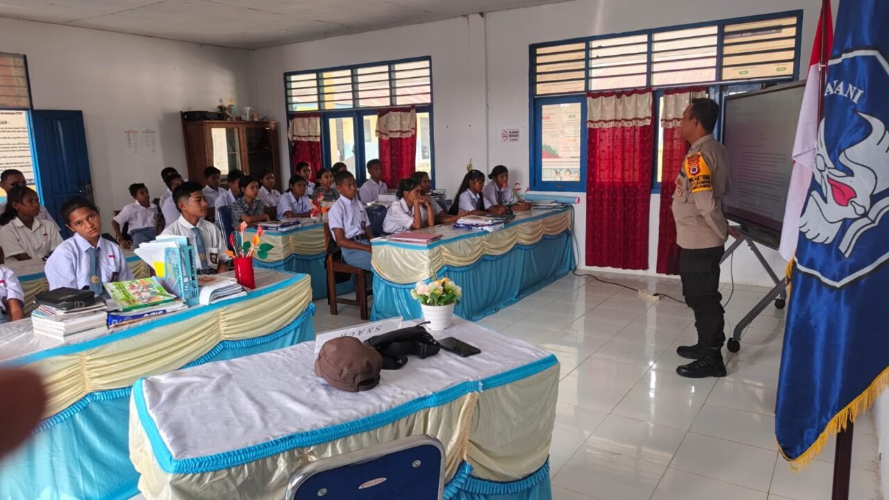 Dukung Program Polisi Mengajar, Bhabinkamtibmas Tutukembong Berikan Edukasi Lalu Lintas di SMAN 15 Tanimbar