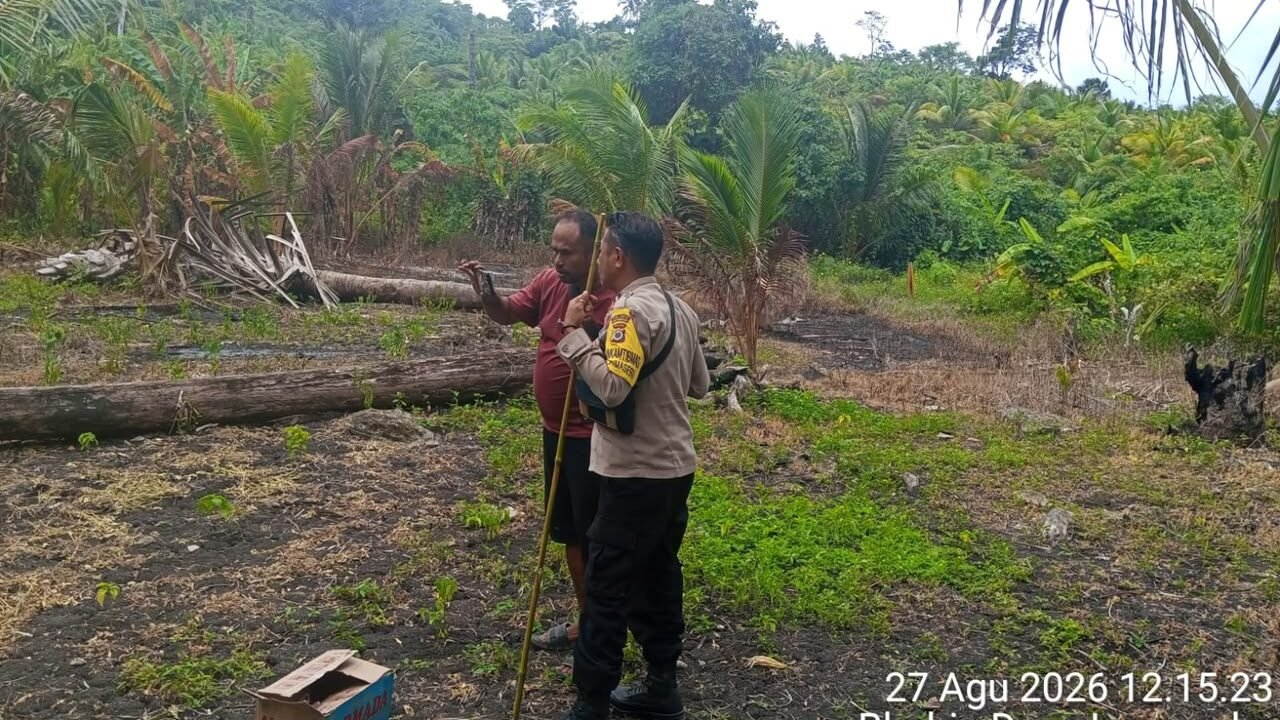 Dukung Ketahanan Pangan Nasional, Bhabinkamtibmas Lumasebu Sambangi Petani di Perkebunan