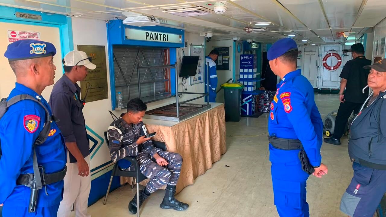 Jamin Keamanan Penumpang Kapal Pelni, Sat Polair Polres Tanimbar Kawal Debarkasi KM Pangrango