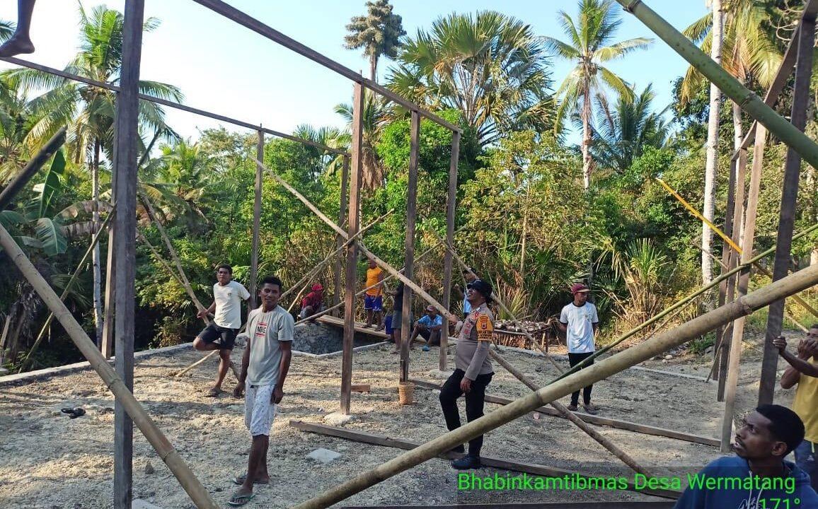 Pererat Gotong Royong, Bhabinkamtibmas Desa Wermatang Turun Langsung Bantu Warga Binaan