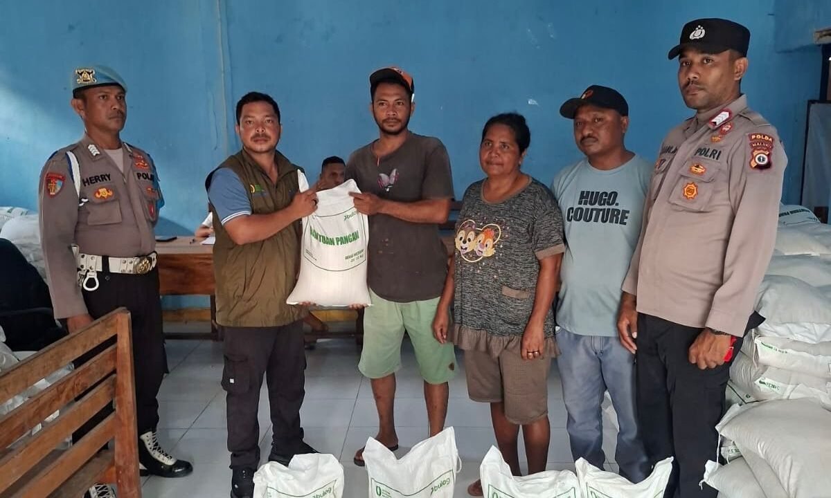 Jamin Tepat Sasaran, Polsek Nirunmas Kawal Pendistribusian Bansos Beras Bulog di Tiga Desa