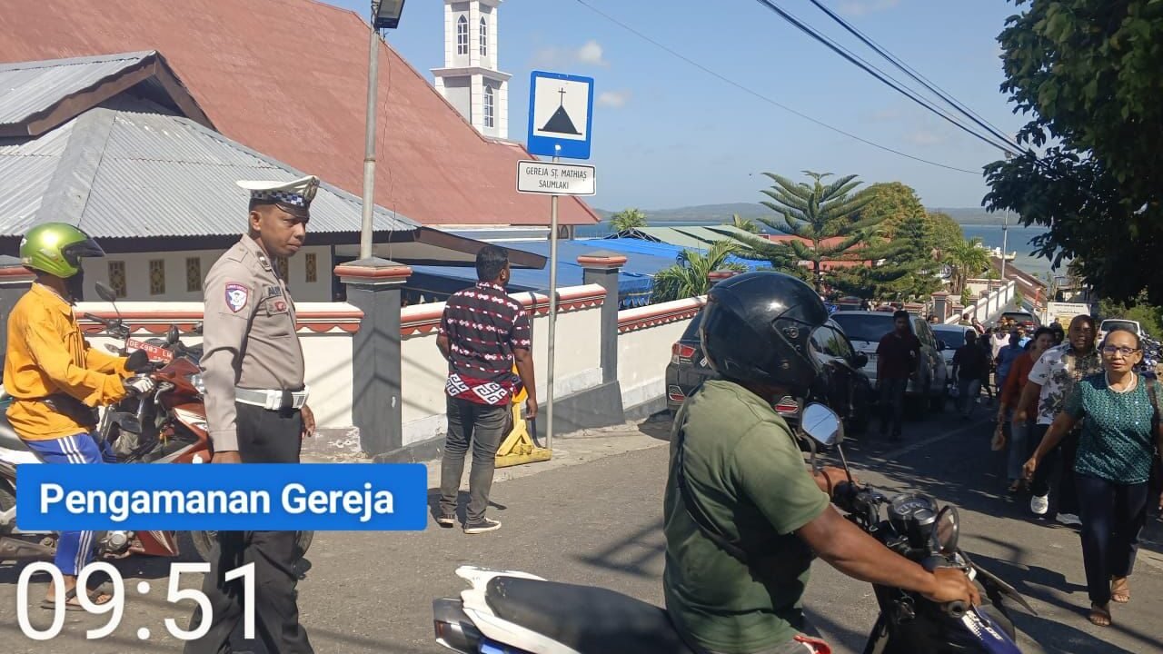 Amankan Ibadah Minggu di Saumlaki, Sat Lantas Polres Kepulauan Tanimbar Optimalkan Pengaturan Lalu Lintas