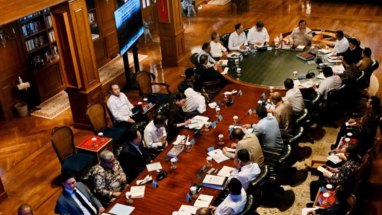 *Prabowo Kumpulkan Para Menteri di Hambalang, Bahas Upaya Hadirkan Hunian dan Lingkungan Layak*     _Press Release Badan Komunikasi Pemerintah (Bakom) RI_