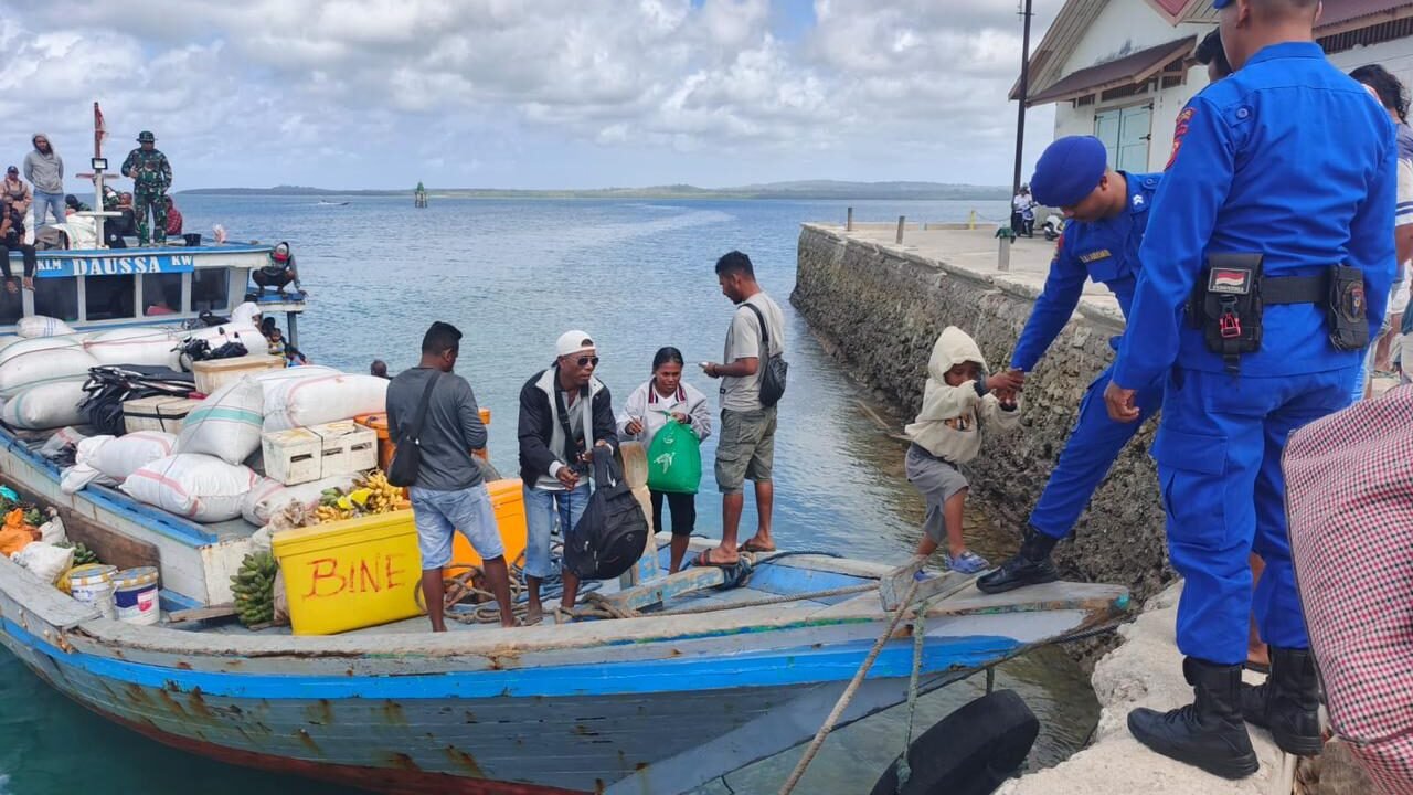 Cegah Kriminalitas di Area Dermaga, Sat Polair Polres Kepulauan Tanimbar Kawal Kedatangan Kapal Antar-Pulau