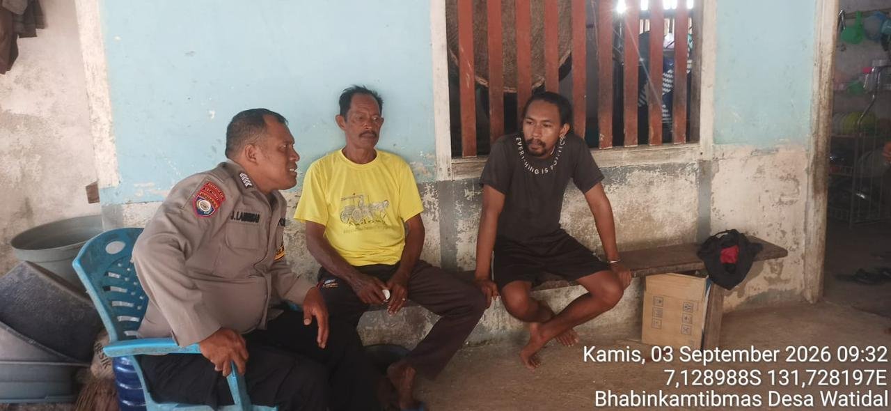 Sambangi Rumah Warga, Bhabinkamtibmas Desa Watidal Serap Aspirasi dan Imbau Waspada Kejahatan