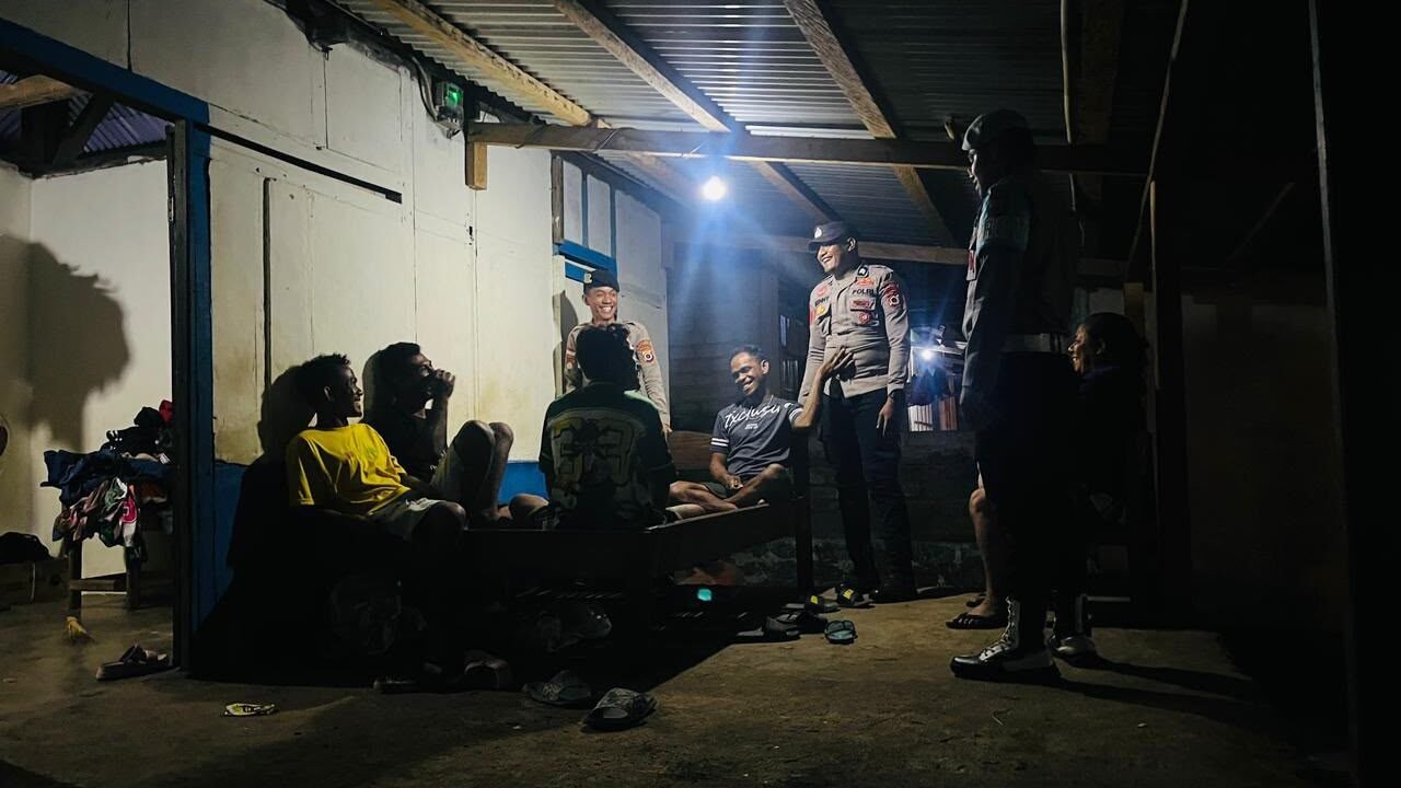 Ciptakan Rasa Aman pada Malam Hari, Polsek Selaru Intensifkan Patroli Dialogis