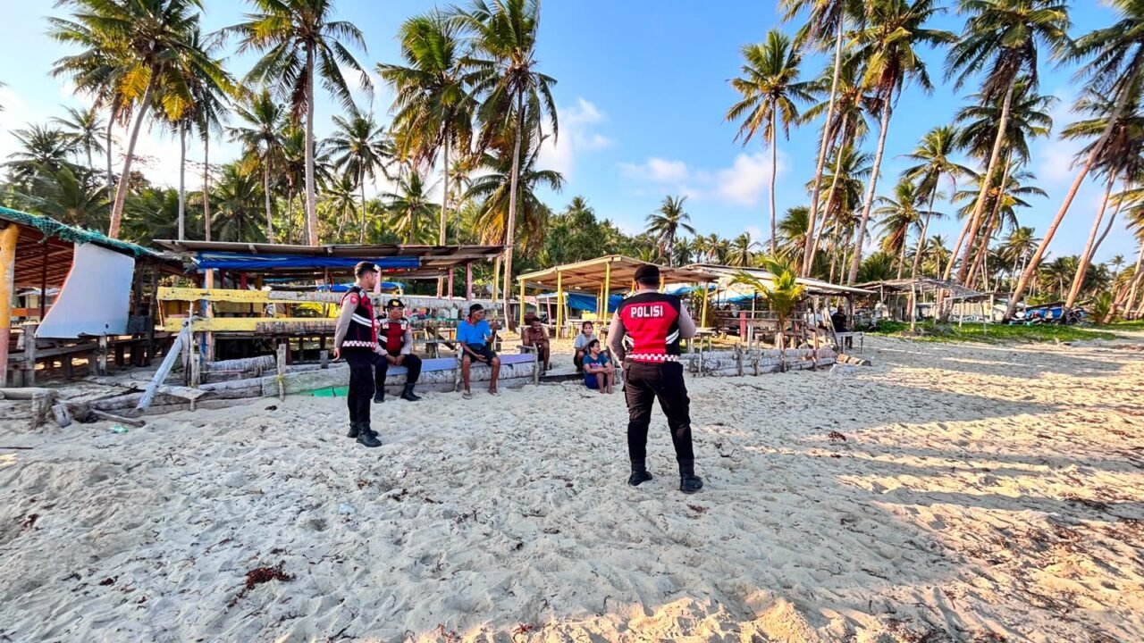 Pastikan Keamanan Pengunjung Pantai Weluan, Personel Polres Kepulauan Tanimbar Gelar Patroli Dialogis