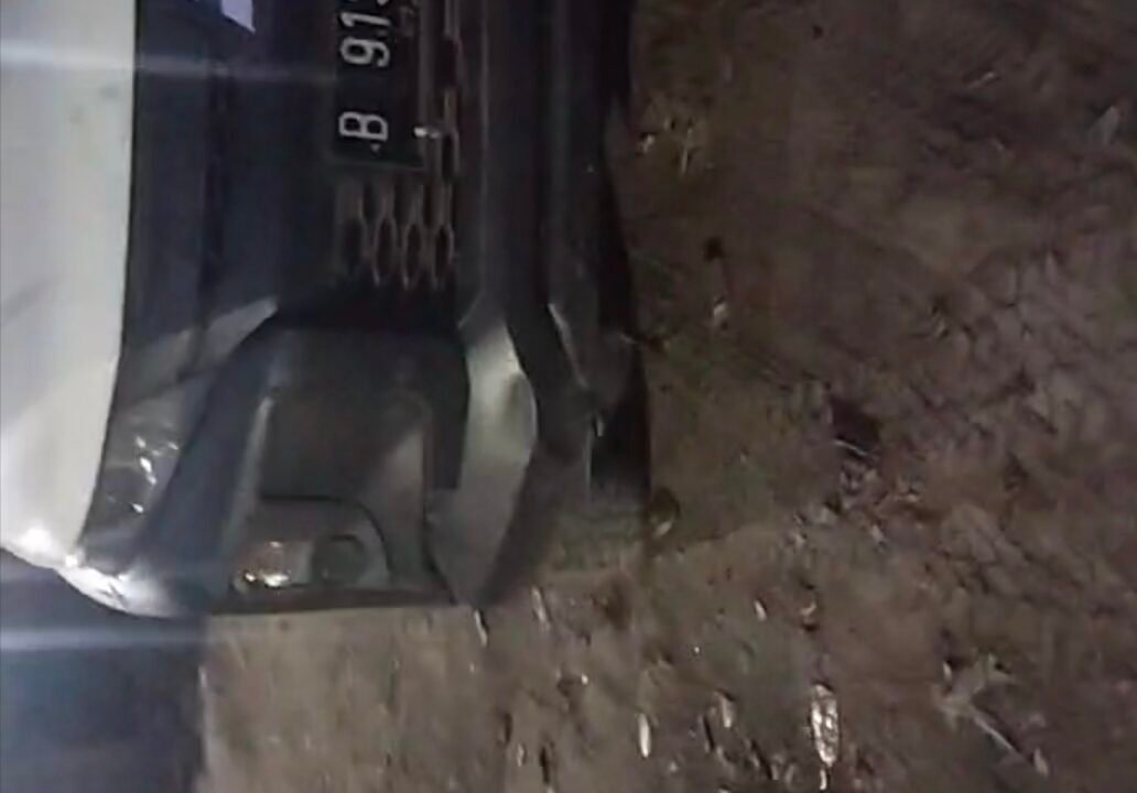 DIDUGA GUDANG RONGSOKAN JADI LADANG PENYALURAN BESI MILIK PERUSAHAAN: MOBIL 4×4 TRITON ANGKUT PIPA BEKAS, APH DIMINTA TURUN TINDAK!   
