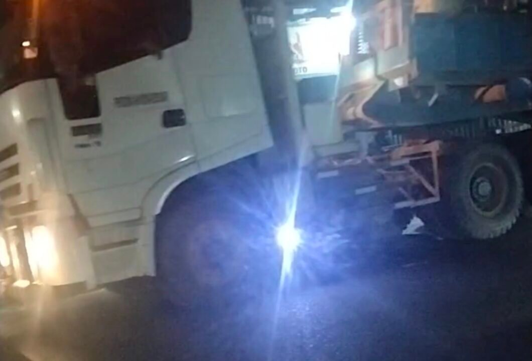 DIDUGA MELANGGAR UU LLAJ: TRUK TRONTON PENGANGKUT RIG PDSI BEBAS LALAS MASUK JALAN PERKAMPUNGAN TANPA IZIN & PENGAWALAN   