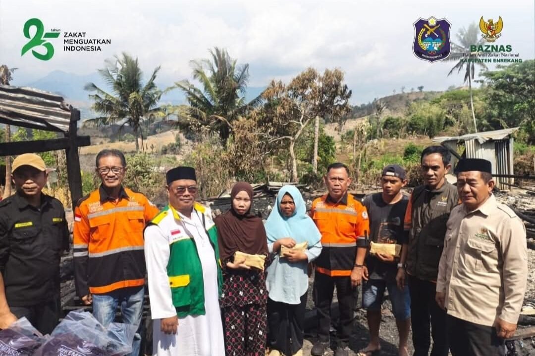 API MELALAP RUMAH WARGA TANGRU, BAZNAS ENREKANG BERGERAK SALURKAN RP36 JUTA