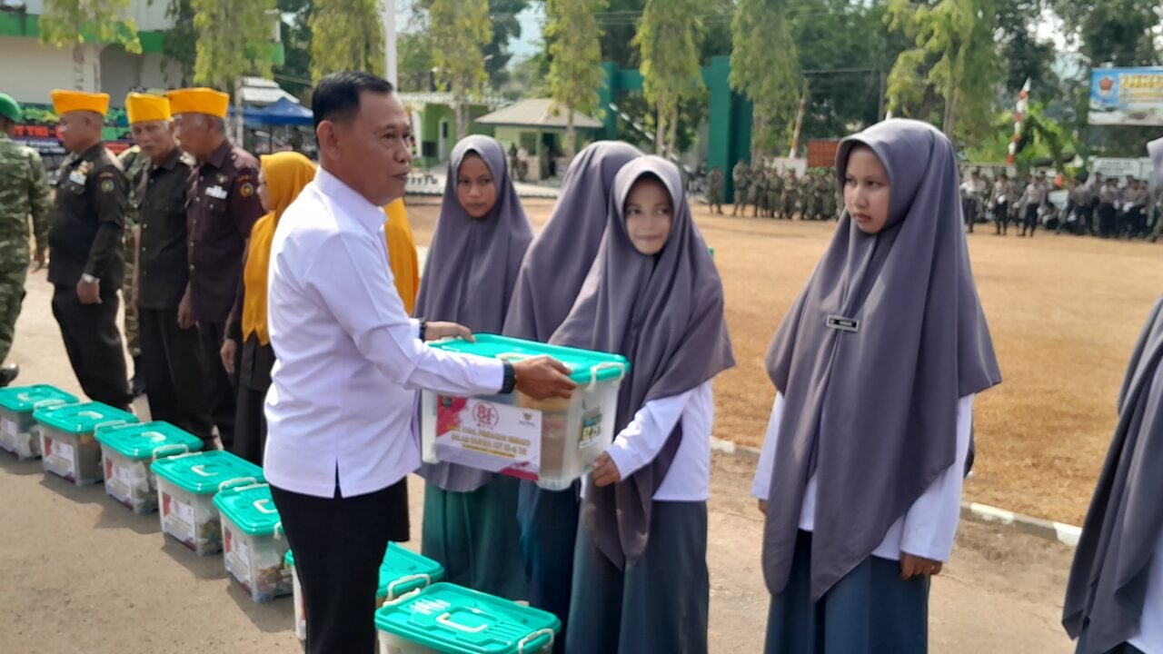 Wakil Ketua II BAZNAS Enrekang Hadiri HUT ke-81 TNI, Serahkan Bingkisan kepada Pelajar