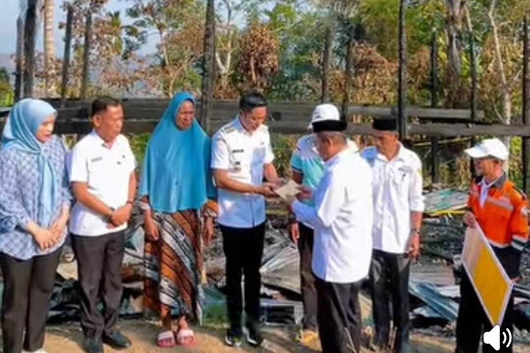 Bupati Enrekang Bersama BAZNAS Salurkan Bantuan untuk Nene Kiki Korban Kebakaran di Desa Mata Allo